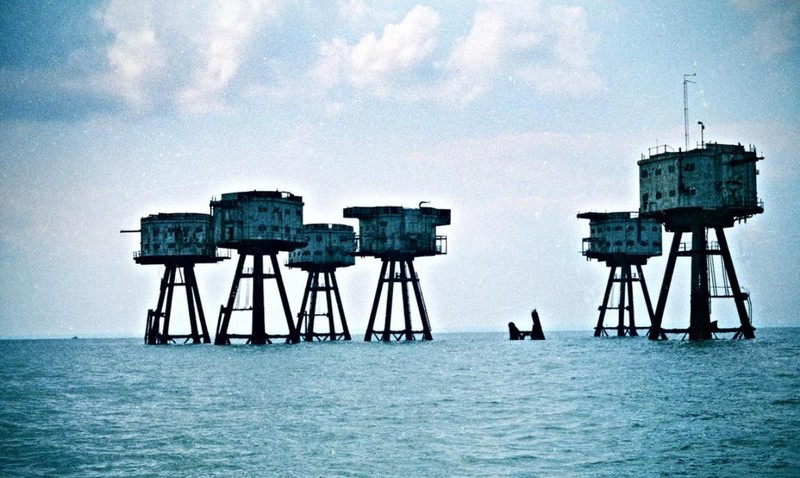 Через три года, также в результате столкновения с кораблем, была утрачена одна из башень базы Shivering Sands (U7). В 1964 году администрация лондонского порта изолировала прожекторную башню от остальной части крепости и разместила на ней оборудование за мониторингом ветров и приливов.
