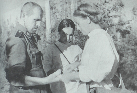Советские медсёстры перевязывают легкораненного пленного эсэсовца.