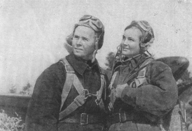 Командир Мария Долина (слева) и штурман Галина Джунковская
