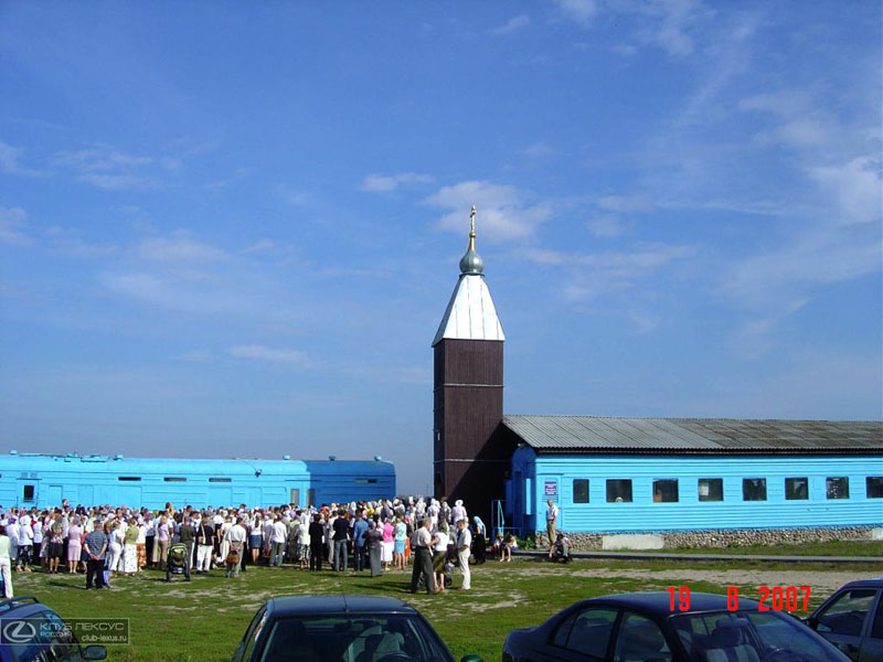 Церкви в вагонах (15 фото)
