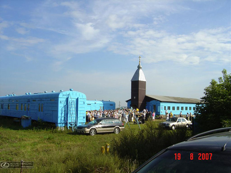 Церкви в вагонах (15 фото)