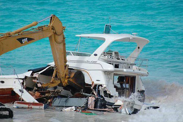 Уничтожение яхты (18 фото)
