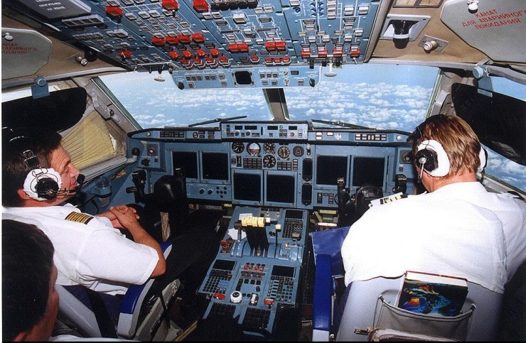 Кабина пилотов ИЛ-96-300 (14 фото)