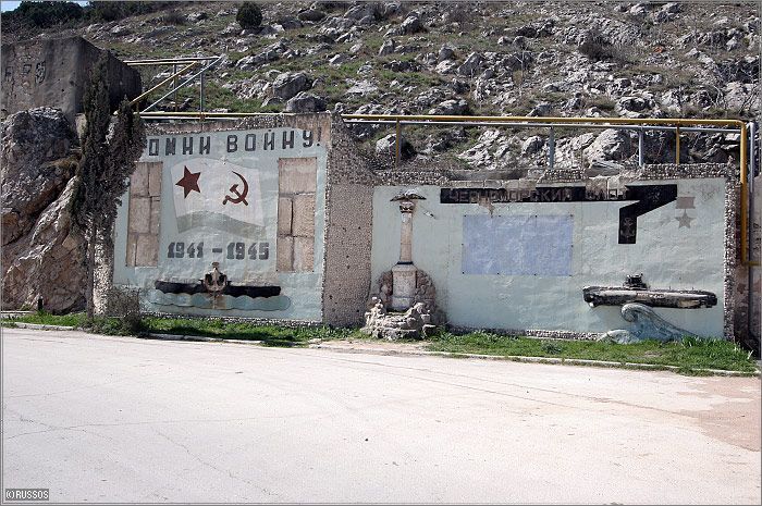 Бывшая военная база в Балаклаве под Севастополем (30 фото)