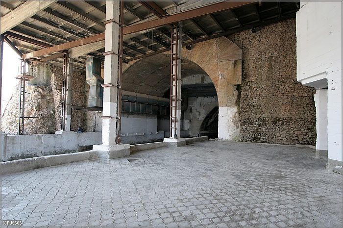 Бывшая военная база в Балаклаве под Севастополем (30 фото)