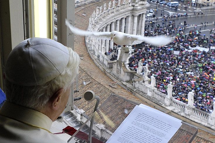 Ватикан, Рим. Белый голубь влетел в окно, из которого папа Бенедикт XVI только что закончил читать благодарственную молитву.