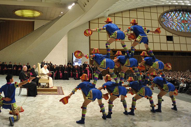  Ватикан. Во время еженедельной аудиенции в актовом зале у Папы Бенедикта XVI. Артисты цирка Circo Americano демонстрируют свое искусство построения пирамид во время трехминутного выступления.
