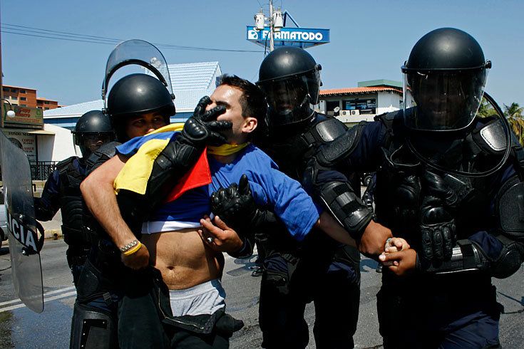 Lecheria, Venezuela. Специальное подразделение полиции разгоняет студенческую демонстрацию протеста против закрытия по приказу Уго Чавеса кабельной радиостанции RCTV, критиковавшей правительство.