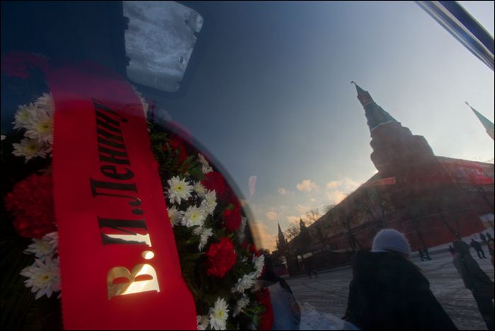 Сторонники КПРФ провели возложение цветов к Мавзолею В. И. Ленина в день смерти Ленина.