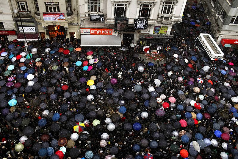Стамбул. Турция Тысячи людей пришли к зданию газеты 