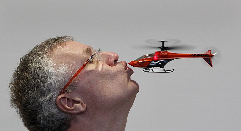 Nuremberg, Germany Дизайнер Alexander van de Rostyne целуется со своим игрушечным вертолетом Silverlit для прессы перед открытием 61-ой Международной Ярмарки игрушек