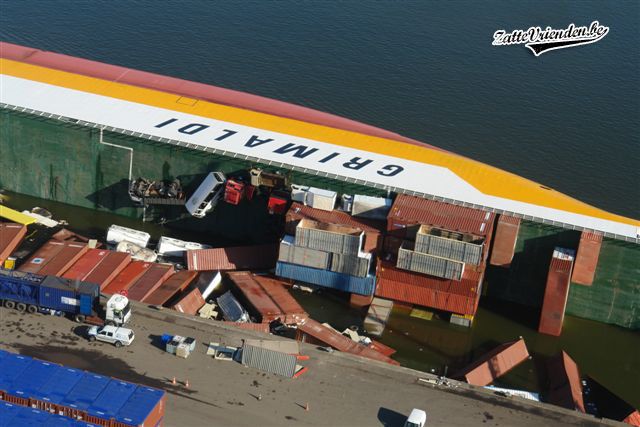 В порту Антверпена перевернулось 216-метровое судно (42 фото)