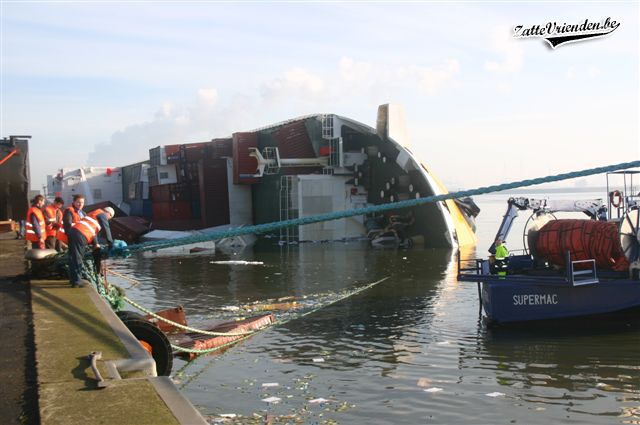 В порту Антверпена перевернулось 216-метровое судно (42 фото)