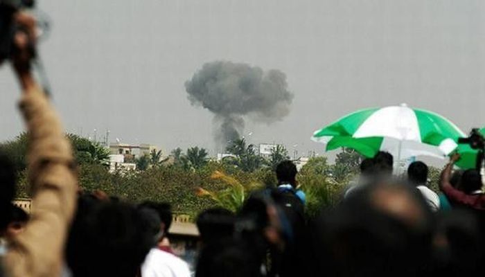 Вj время авиашоу в Индии в толпу упал самолет (12 фото)