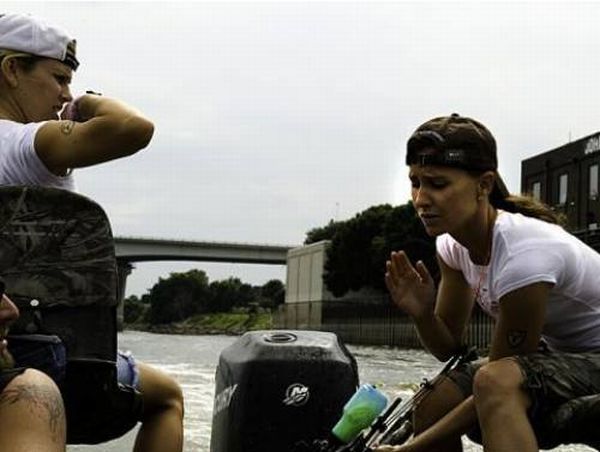Во время рыбалки, девушке сломали челюсть (9 фото)