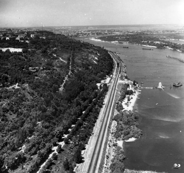 Днепровская набережная. В том месте, где на фото видны опоры старого цепного моста, сейчас находится Мост Метро (начало 1960-х годов).
