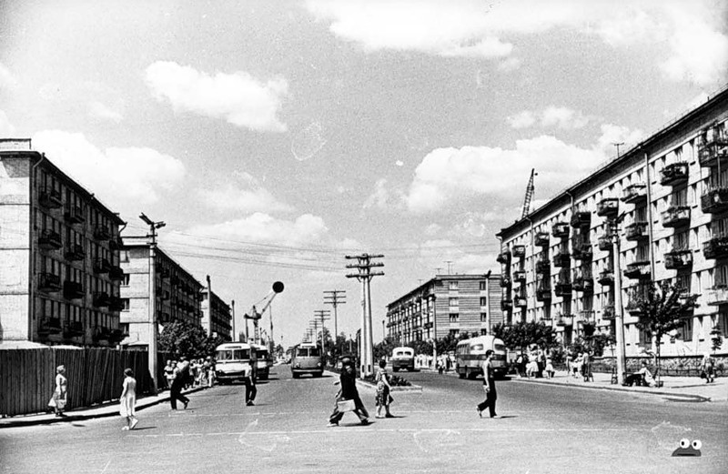 Проспект Мира перед Ленинградской площадью, 1959 год. Слева за забором в наши дни находится универмаг (или уже торговый комплекс) 