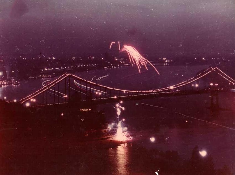 Салют над Пешеходным мостом, 1960-е годы