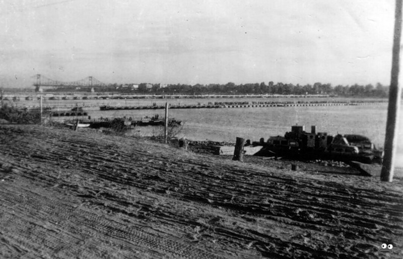 Так в 1942 году выглядела Днепровская Набережная. Вдали - разрушенный Цепной мост