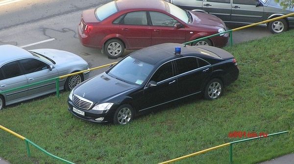 А вот так любит парковаться машина губернатора Калининградской области Георгия Бооса.