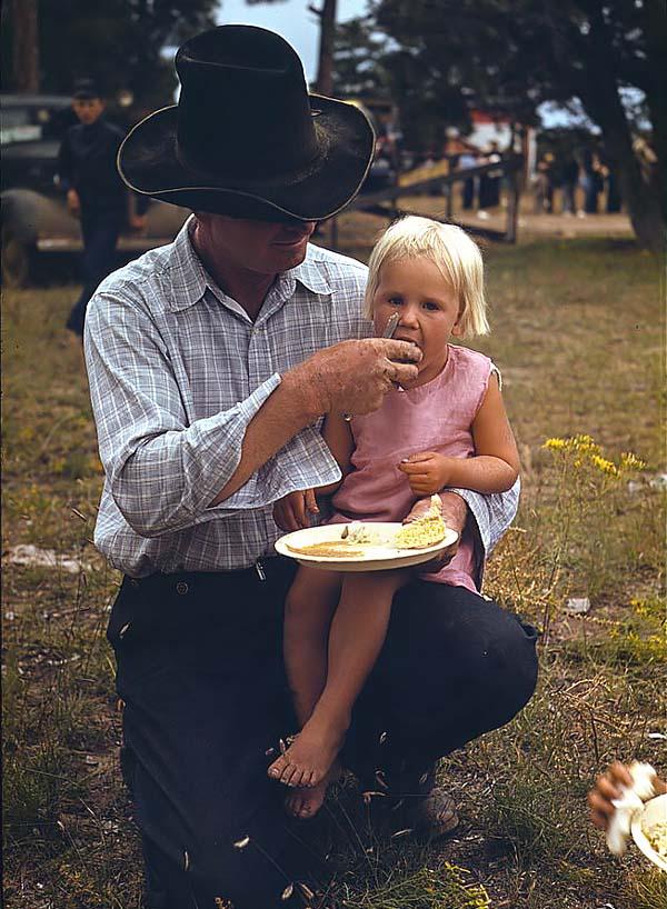 Фермер кормит свою дочь на ярмарке в Нью-Мехико.