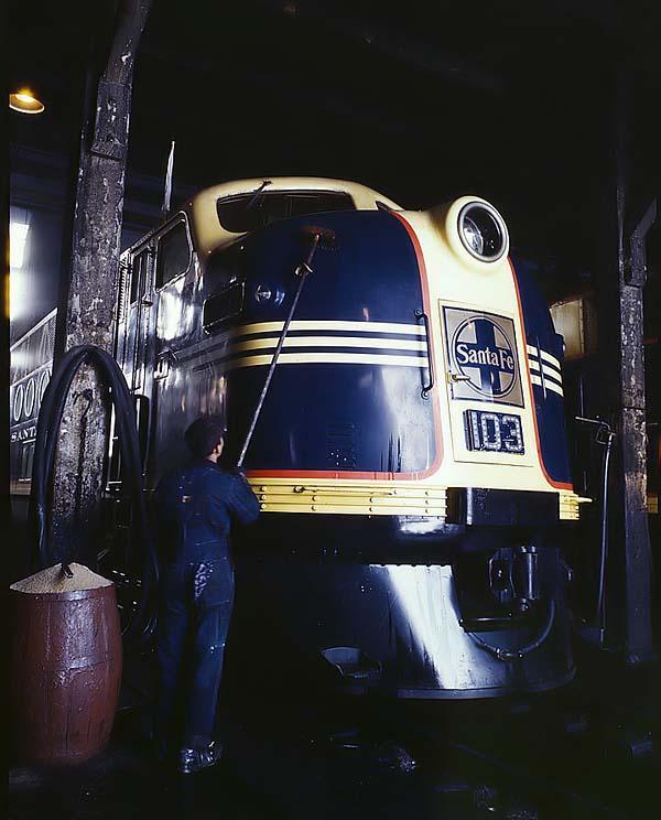 Мойщик железнодорожного локомотива в Канзасе.