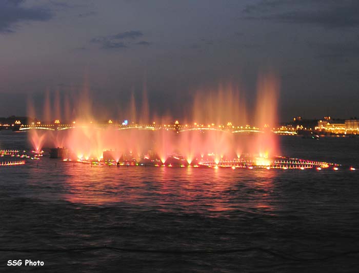 Плавающий фонтан на Неве (12 фото)