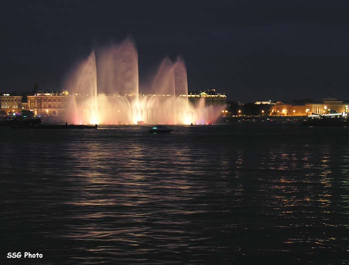 Плавающий фонтан на Неве (12 фото)