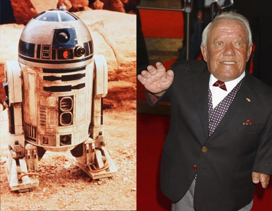 Кенни Бэйкер (R2-D2)  Тот самый, который играл робота-урну.  Карлик ростом в 112 сантиметров. После фильма он продолжил работать клоуном в цирке, работал ди-джеем. После занялся музыкальными комедиями. В последний раз пресса   упоминала о нем в 2005 году, когда он был арестован за вождение в нетрезвом виде.  