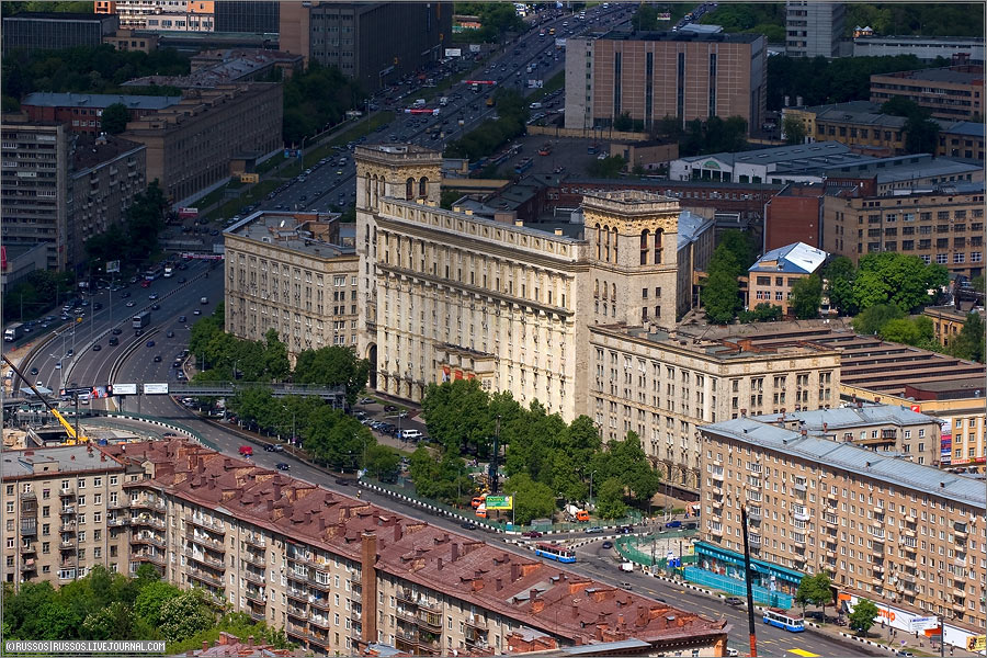Ленинградский проспект и шоссе. Сталинское здание — это НПО «Алмаз».