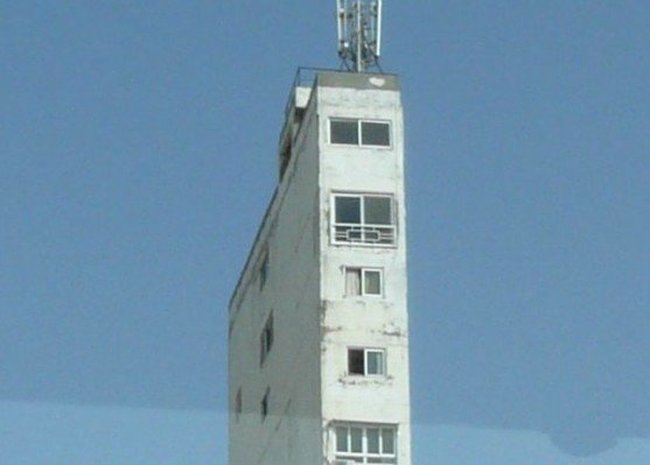 Странное здание (3 фото)