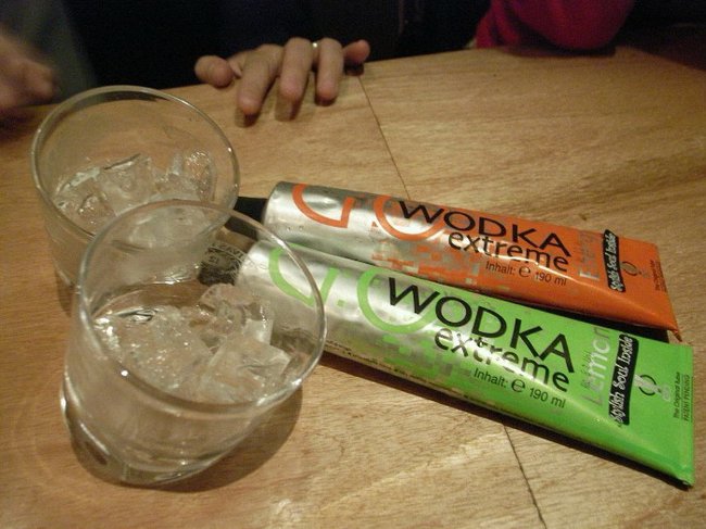 GO Wodka со вкусом клюквы, клубники и лимона разливается в тюбики 50 мл, 190 мл и 200 мл. Так как продукт ориентирован на клубную молодежь, это не 100% водка, а коктейли на основе водки с различным содержанием алкоголя от 4 до 15%.