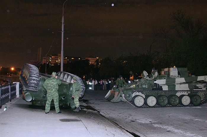 У стен Кремля перевернулся танк времен войны (10 фото)