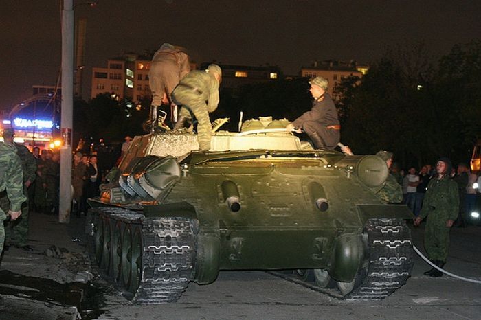 У стен Кремля перевернулся танк времен войны (10 фото)