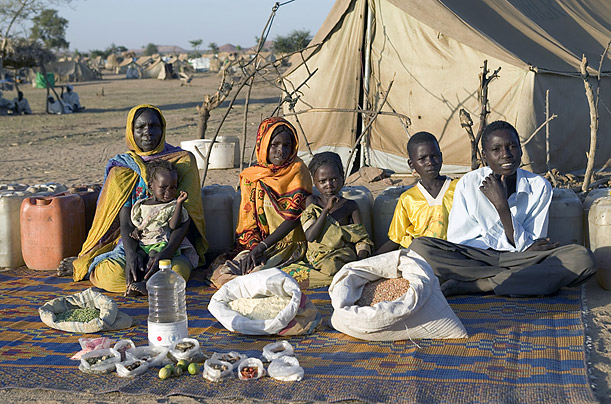 Чад. Семья Абубакар из поселения Брейджинг.br/Расходы в неделю на еду: 685 CFA Francs или $1.23