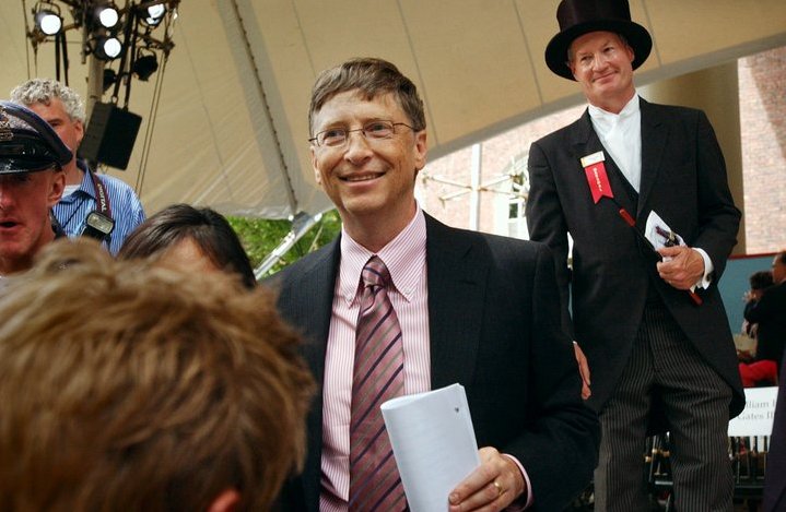 А вчера Билл Гейтс наконец-то получил диплом об окончании Гарвардского университета, который бросил в 1975 году на втором курсе.