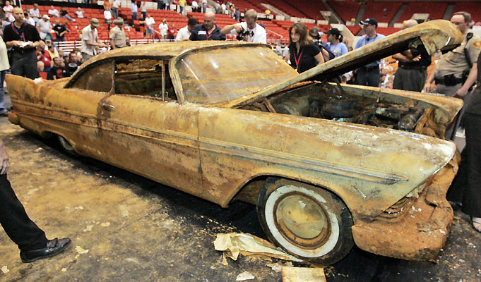 Автомобиль провел 50 лет под землей (8 фото)