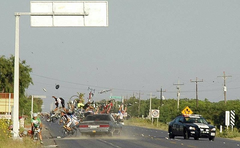 Джесси Лопес (29) из Браунсвиля, находясь в состоянии алкогольного и наркотического опьянения, попытался объехать машину с полицейскими, которые сопровождали велосипедный пробег ежегодного соревнования Bike Tour Matamoros-Playa в мексиканском городе Матаморос. В результате столкновения автомобиля с велосипедистами двое (по сведениям телеканала Newschannel 5 – пятеро) человек погибли на месте, двенадцать человек ранены, из них десять находятся в критическом состоянии.