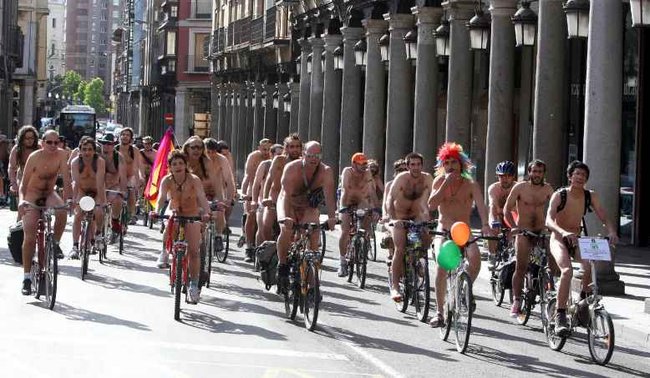 Марш обнаженных велосипедистов (8 фото)
