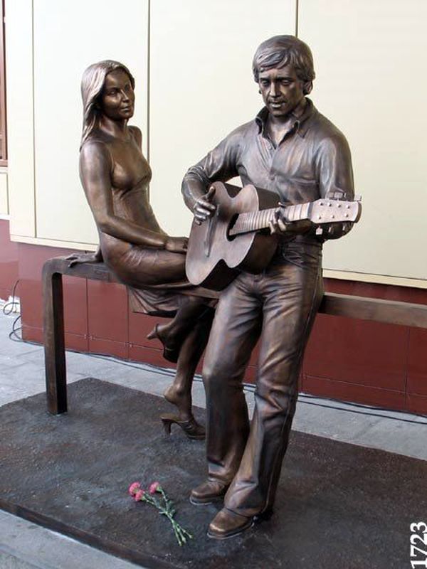 В Екатеринбурге в 2006 году, возле гостиницы “Большой Урал”, был установлен памятник Владимиру Высоцкому, поющему песню Марине Влади.