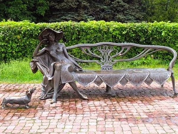 В Раменском, на уютной скамеечке, расположилась Чеховская «Дама с собачкой».