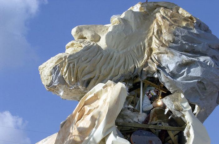 Молния уничтожила гигантскую статую Иисуса (22 фото)  