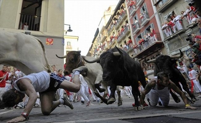 Бег с быками на празднике Святого Фермина в Памплоне (32 фото)