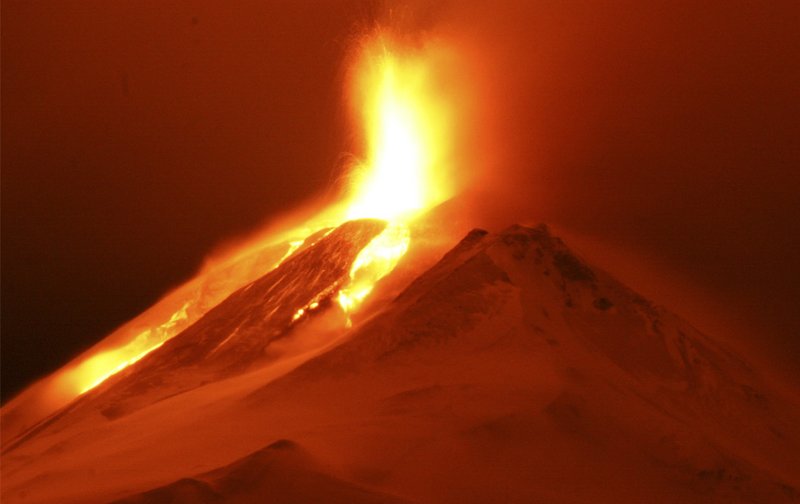 Один из больших вулканов в Чили - Лиаима