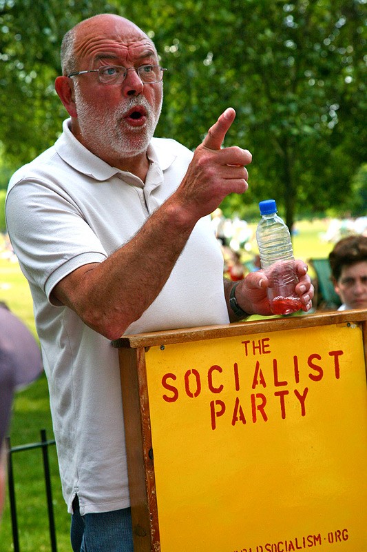 Дядька, продвигающий идеи социализма