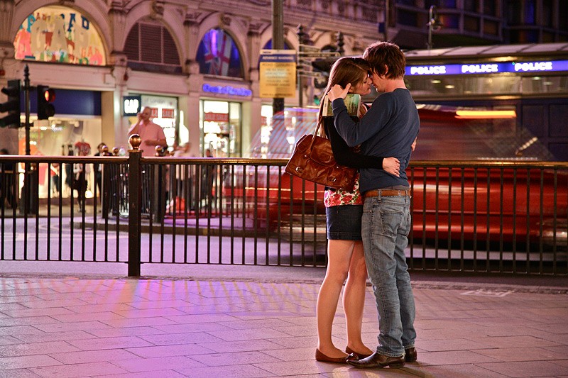 Вот в общем-то и всё, что у меня есть по Лондону.  Напоследок моя любимая фотография из Лондона. Эти парень с девушкой очень долго целовались на Пикадилли, минут 15 точно, не сходя с одного места. Это так красиво смотрелось, как кино в замедленном действии. Ну я не удержался, и сделал снимок. Даже несколько. С разных ракурсов :) Вот тот, который мне нравится больше всего.