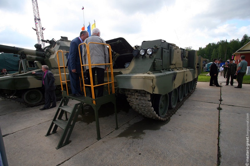 Так же иностранцы были заинтересованы новым универсальным шасси, на которое можно установить хоть башню танка, хоть артиллерийскую установку
