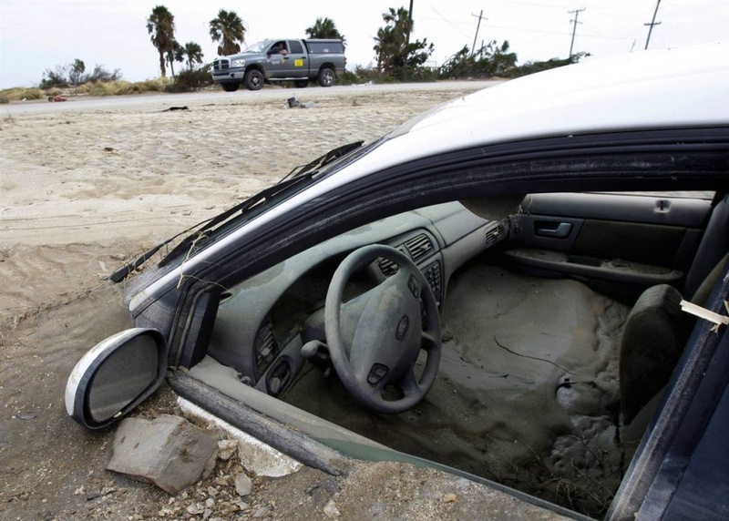В городке Галвестон и в соседних с ним селениях вдоль побережья штата Техас видели эпицентр урагана Айк 13 сентября 2008. Это явление наблюдалось на Кристальном пляже (Crystal Beach), что расположен на боливийском полуострове, 18 сентября. (Eric Gay/AP)