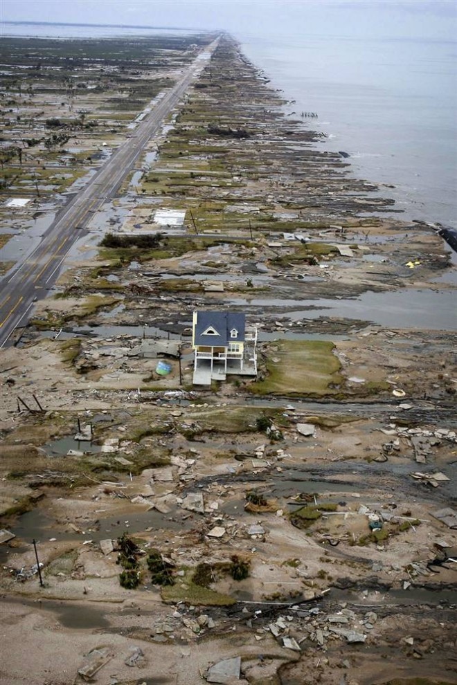 14 сентября 2008, спустя день после того, как ураган Айк подошел к побережью, уцелевшим остался только один дом, стоящий среди развалин разрушенных домов в городе Джилкрист, Техас. (David J. Phillip/Getty Images)