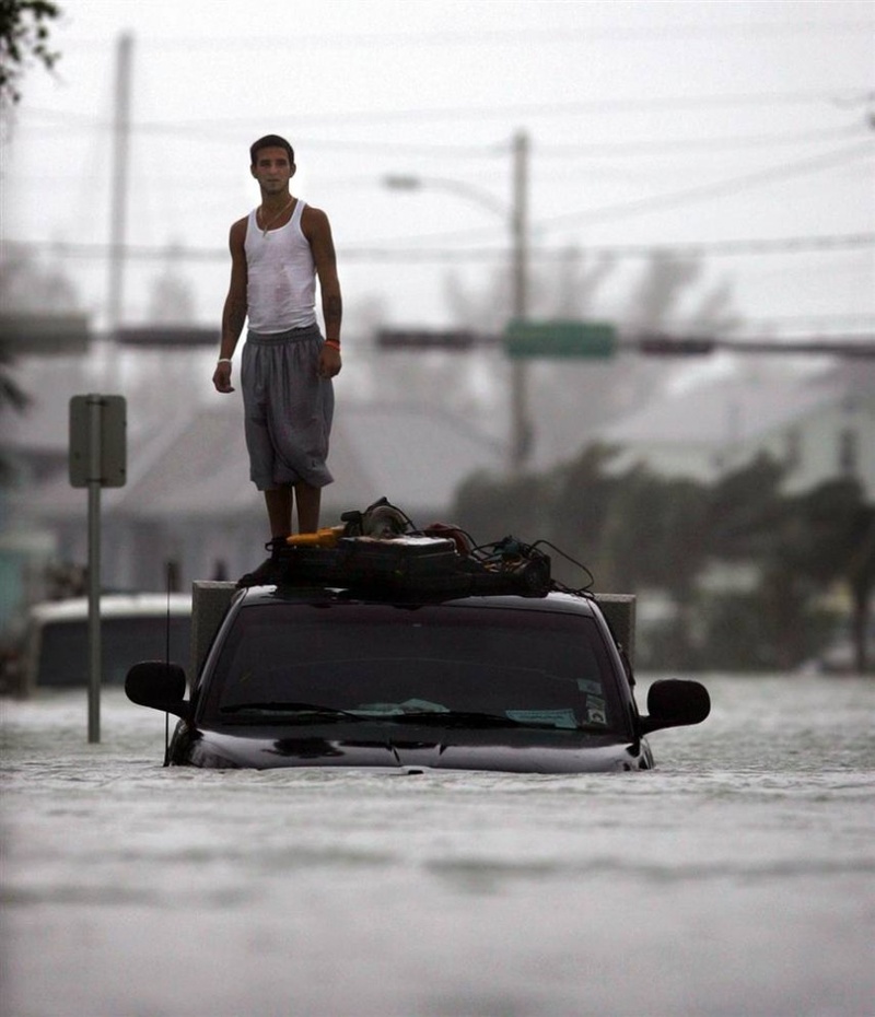 На Кей-Уэст, Флорида, обрушились штормовые волны и затопили берег юго-западной части штата 24 октября 2005, когда налетел ураган Вилма. Рокот Вилмы прокатился через весь полуостров Флорида, залив водой Майами, Форт-Лодердейл и Уэст-Палм-Бич. Вилма отобрала 5 жизней во Флориде, 4 в Мексике и 14 в Карибском море. (Carlos Barria/Reuters)